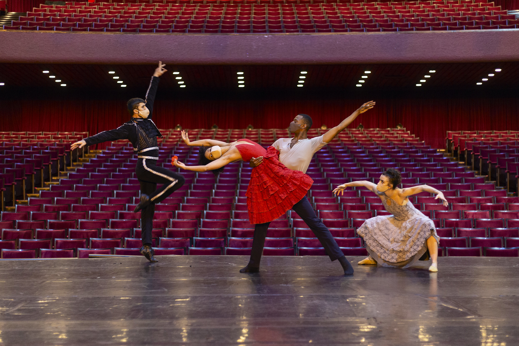 Balé Teatro Guaíra dança “Carmen” no Parque Tanguá neste sábado