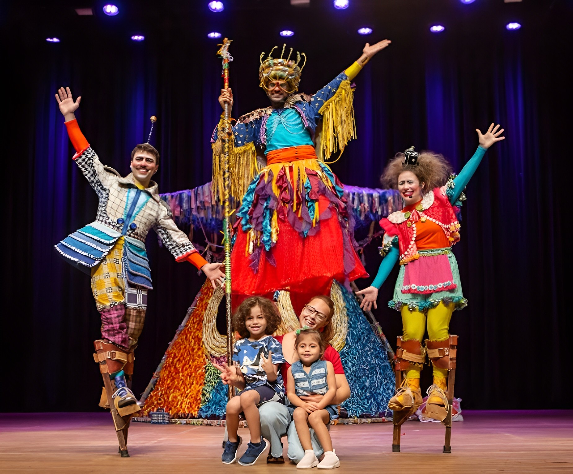 Fotografia de grupo teatral com crianças no palco