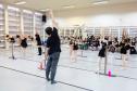 Alunos da Escola de Dança do Teatro Guaíra ensaiando