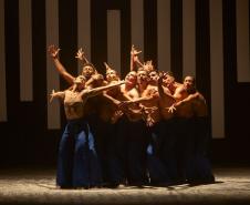 bailarinos do Balé Teatro Guaíra dançando