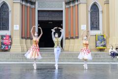 A Escola de Dança Teatro Guaíra se apresenta neste sábado (20), às 15 horas, no Parque São Lourenço, no bairro São Lourenço, em Curitiba. Vinte e quatro alunos e alunas da instituição participam do evento dançando coreografias clássicas, neoclássicas e contemporâneas.  Entre as atrações, há variações de repertório dos famosos balés A Bela Adormecida e O Lago dos Cisnes. A iniciativa faz parte do projeto Parques e Praças, que tem o objetivo de levar espetáculos culturais de forma ampla e segura, considerando