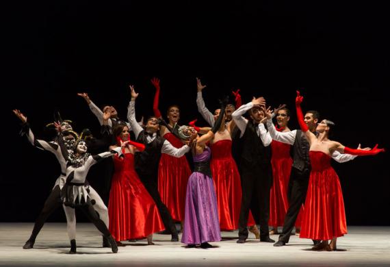 Apresentação do Balé Teatro Guaíra na peça "O Lago dos Cisnes"